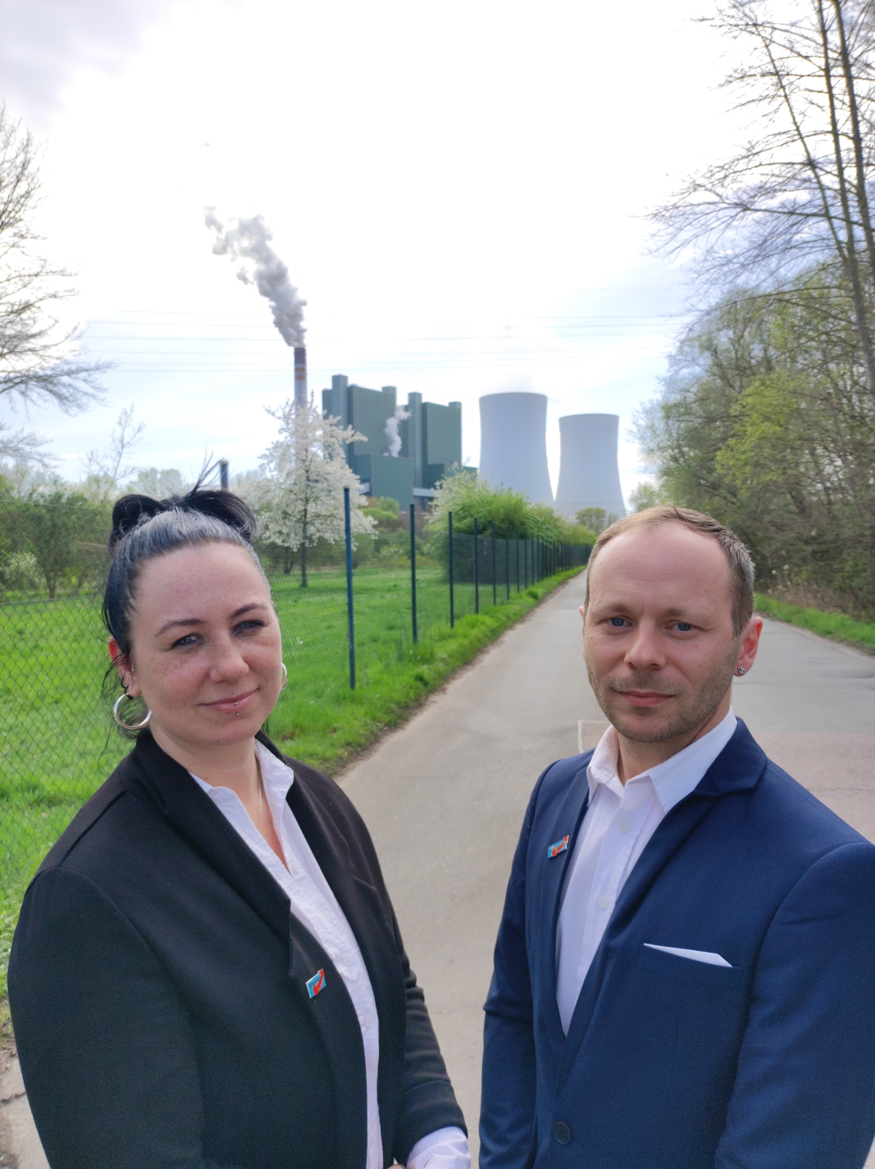 Sarah Starke-Schneller und Michael Schneller vor dem Kohlekraftwerk